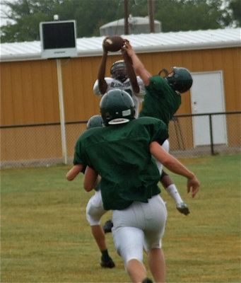 Image: In the drizzle, Italy’s Trevon Robertson just wanted the ball more than an Eagle defender as he rips down a pass from Eric Carson.