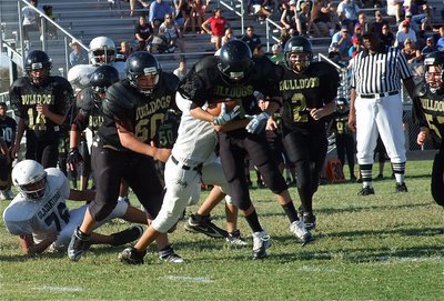 Image: Italy’s Levi Stark wraps up a Bulldog runner.