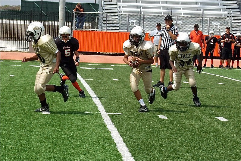 Image: Tylan Wallace(2) and Taron Smith(34) execute the option play.
