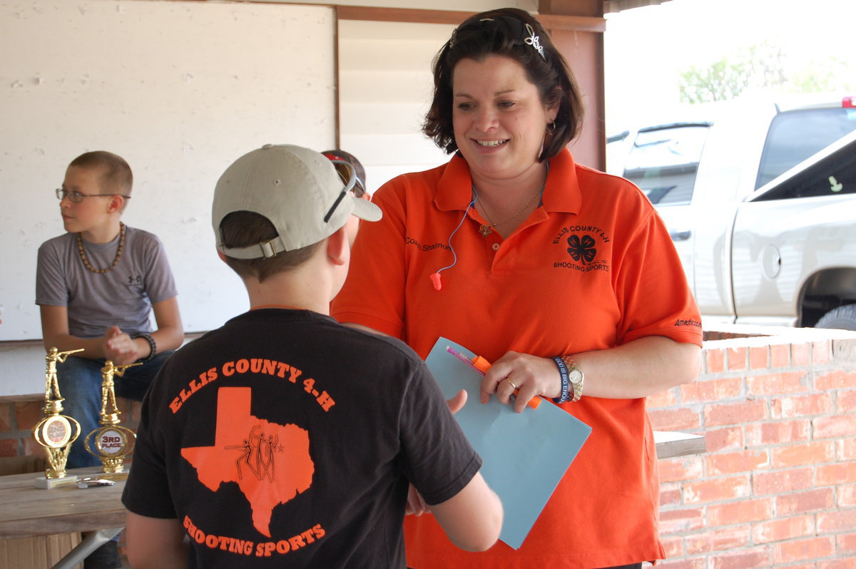 Image: Club Manager and Coach Shannon Edwards of Red Oak presents the champion buckle to Hunter Hinz.