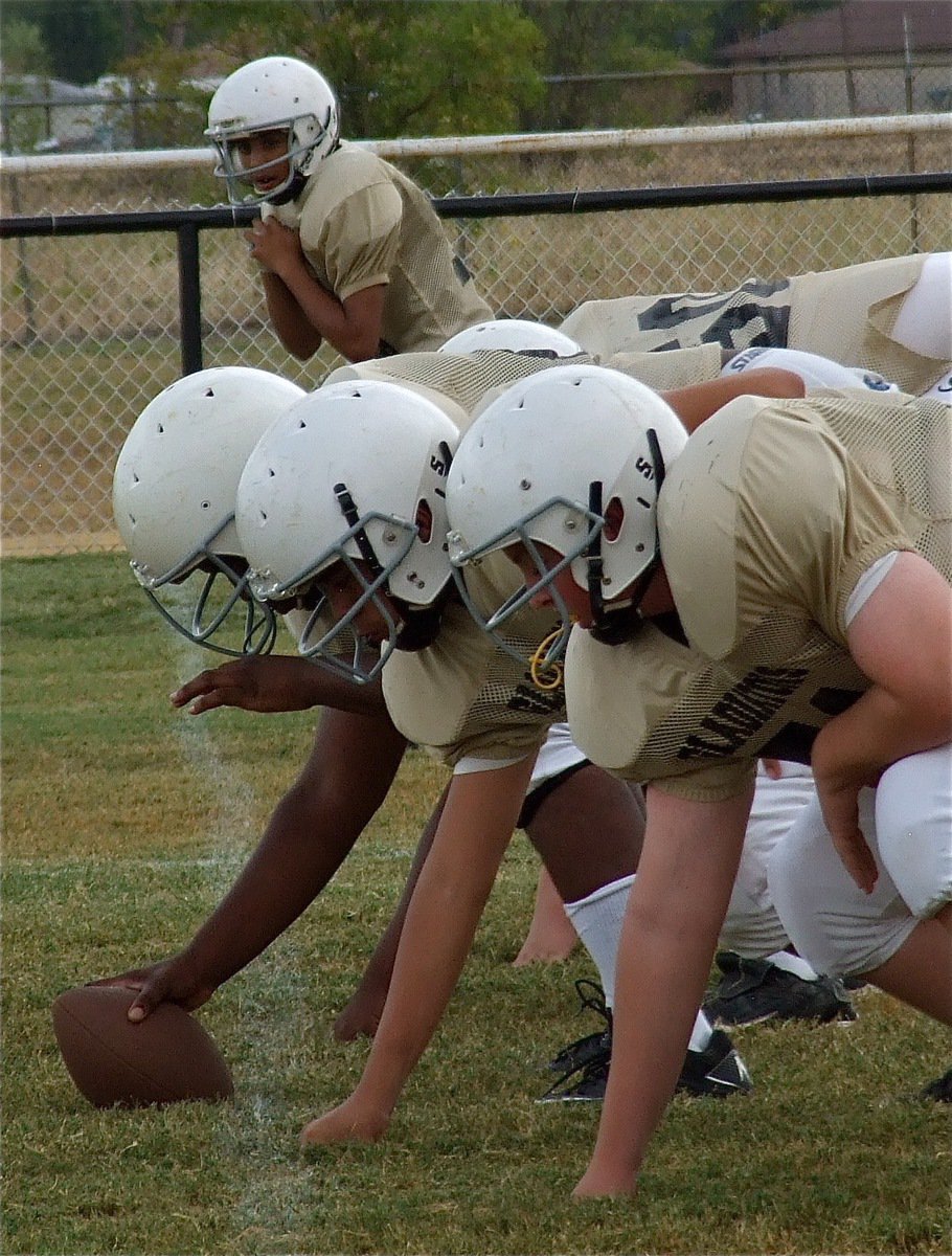 Image: Austin Pittmon(51), David De La Hoya(70), Justin Robbins(68) and wide receiver Fabian Cortez(22) are set before the snap.