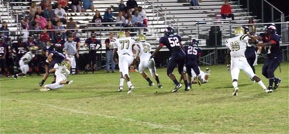 Image: Italy’s Kyle Jackson(28) catches Mustang quarterback Cooper Spurgin(3) behind the scrimmage line.