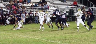 Image: Italy’s Kyle Jackson(28) catches Mustang quarterback Cooper Spurgin(3) behind the scrimmage line.