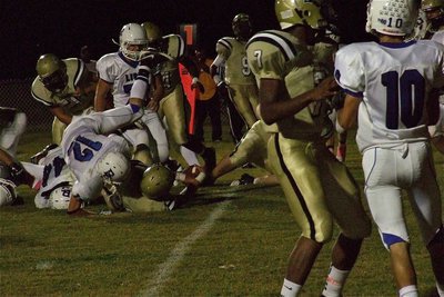 Image: Italy’s Kyle Jackson(28) reaches across for a touchdown.