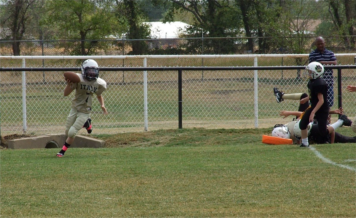 Image: Ryder Itson(7) crosses the goal line during the A-Team Homecoming game against Hubbard.