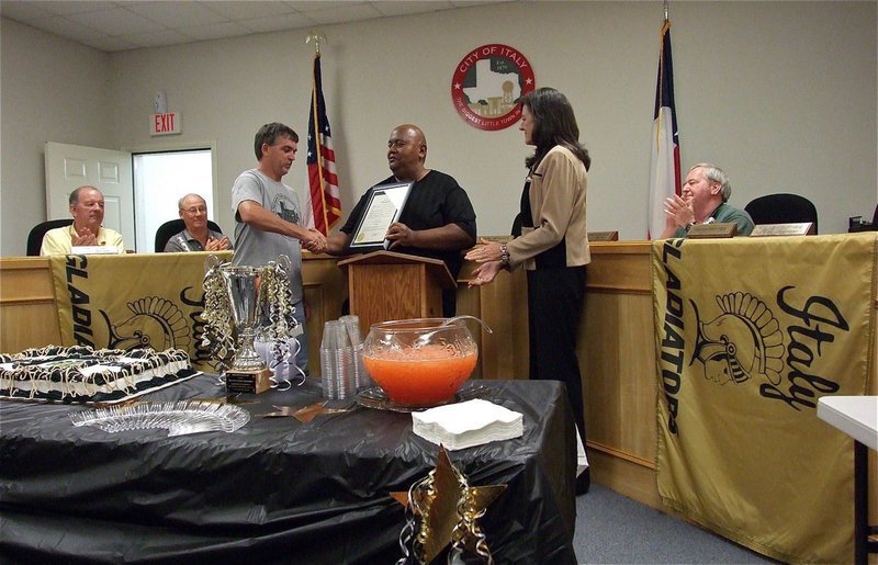 Image: IYAA President Gary Wood shakes hands with the City of Italy’s Mayor Frank Jackson who presents Wood with the IYAA Day Proclamation plaque which recognizes him as the Italy Youth Athletic Association’s “Volunteer of the Year.”