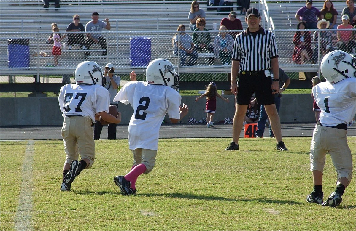 Image: Gabe Martinez(67) takes the handoff from Jaylon Wallace(2) and makes a nice gain, not bad for an offensive lineman.