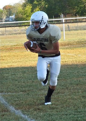 Image: Italy’s Joe Celis(6) takes the pitch out of the backfield.