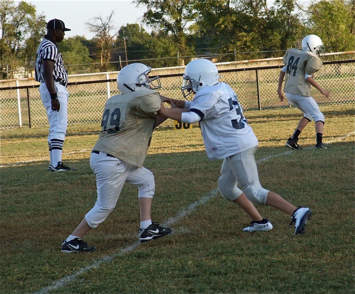 Image: Italy’s Carl Jaynes(99) fights off a Leon blocker.