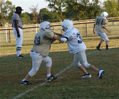 Image: Italy’s Carl Jaynes(99) fights off a Leon blocker.