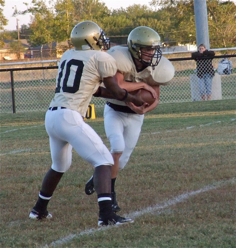 Image: Marvin Cox hands off to Justin Wood.