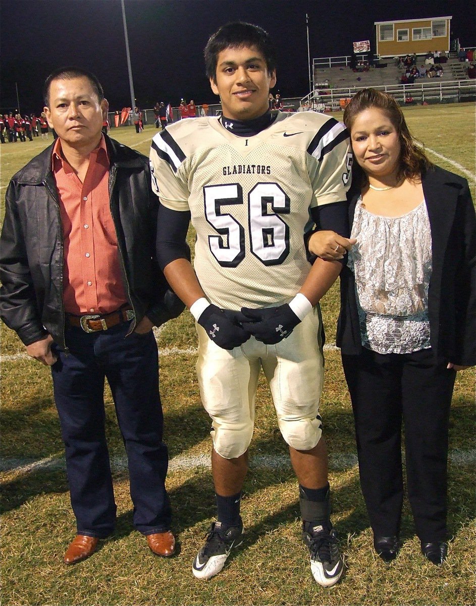 Image: Senior lineman, Omar Estrada.