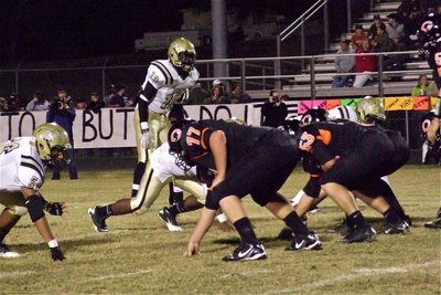 Image: Italy’s Omar Estrada(56), Ryheem Walker(10), Jalarnce Lewis(11) and Larry Mayberry, Jr.(77) are set on defense.