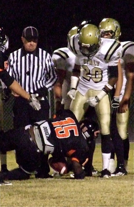 Image: Italy’s Trevon Robertson(20) and the Gladiators try to knock out the Tigers.