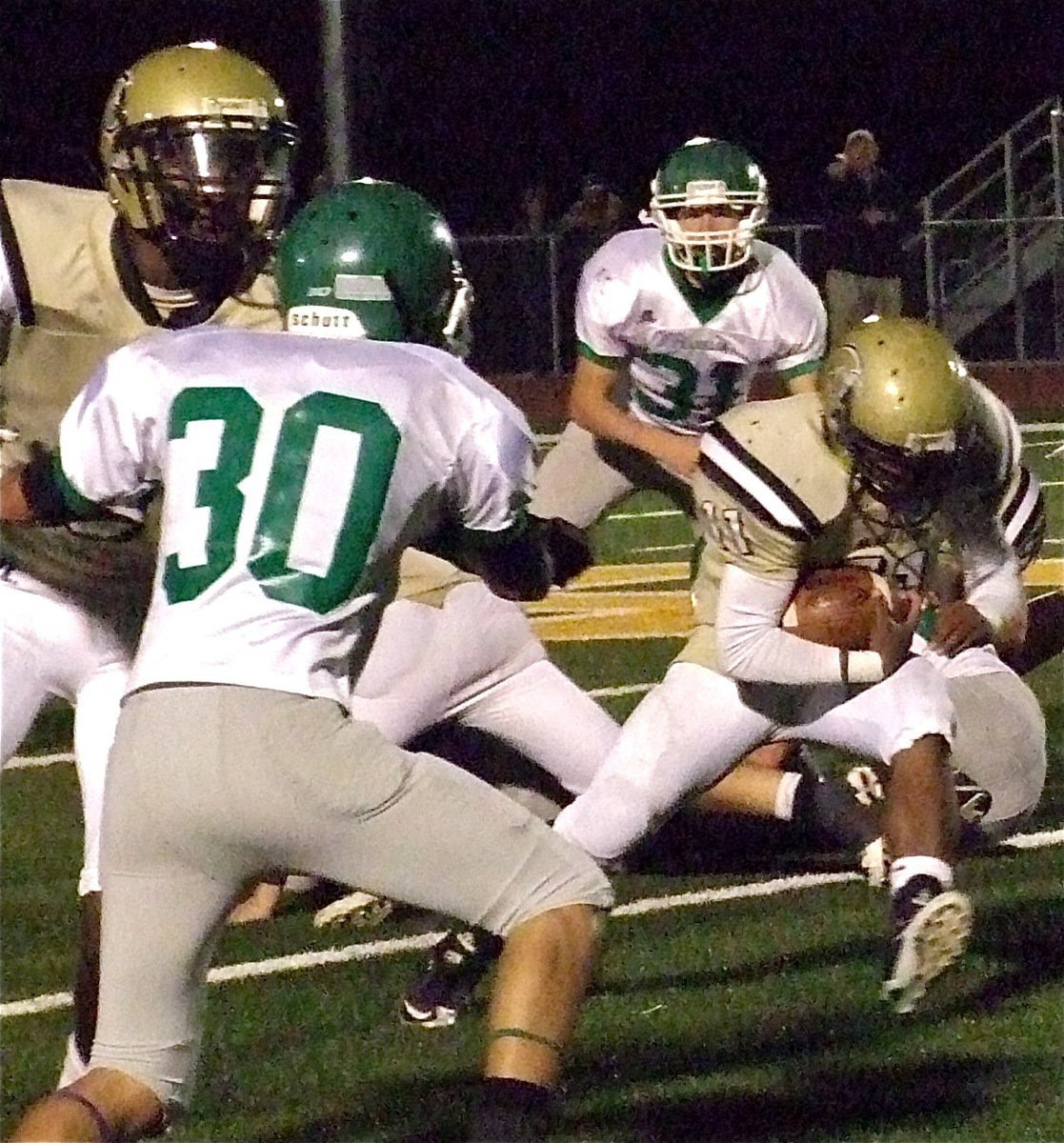 Image: Italy’s Devonta Simmons(9) blocks for Jalarnce Lewis(11).
