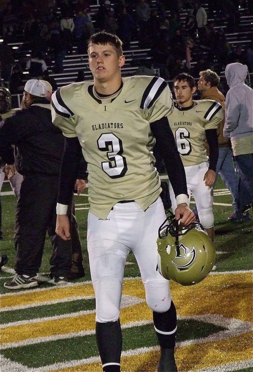 Image: Gladiators Jase Holden(3) and Tony Wooldridge(6) shake hands with Franklin and then walk away from Buffalo with their heads held high.