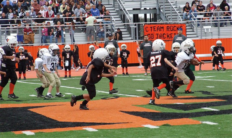 Image: Italy’s quarterback Laveranues Green(10) breaks away from the swarm for 50-yard touchdown in the fourth quarter.