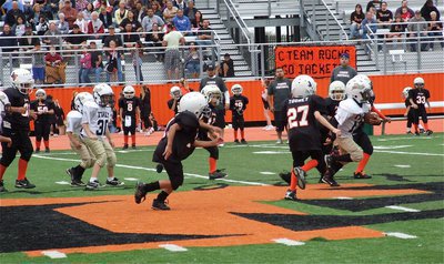 Image: Italy’s quarterback Laveranues Green(10) breaks away from the swarm for 50-yard touchdown in the fourth quarter.
