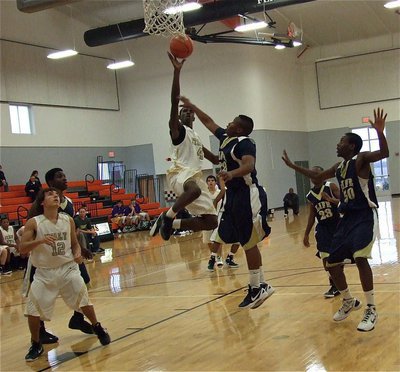 Image: Italy’s Tyvion Copeland(4) glides to the goal.