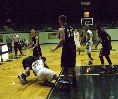 Image: Italy’s Jamal Lewis(22) goes after the loose ball.
