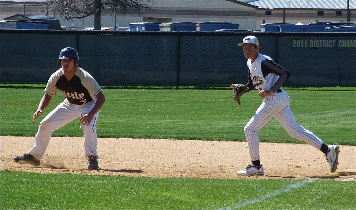 Image: Italy’s Omar Estrada(7) takes a nice leadoff at first base.
