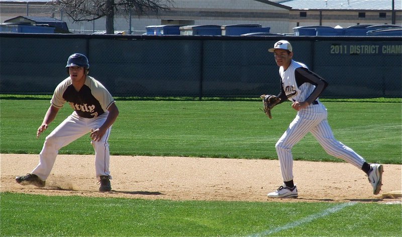 Image: Italy’s Omar Estrada(7) takes a nice leadoff at first base.