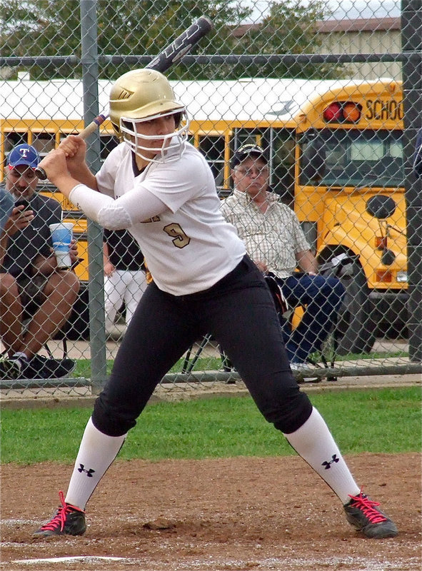 Image: Italy’s Alyssa Richards(9) sees the pitch she wants…