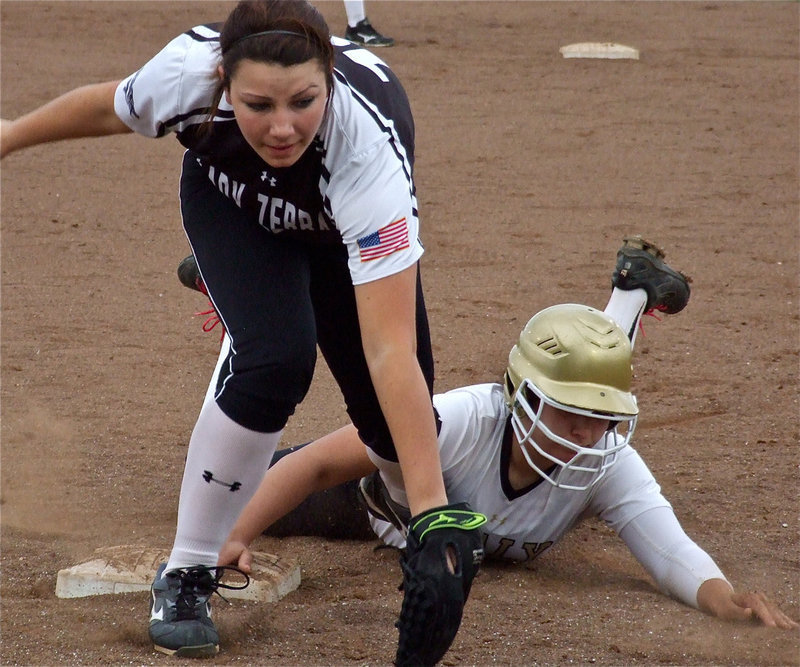Image: Italy’s Alyssa Richards avoids being thrown out at first base and then steals second after an error by the Lady Zebras.