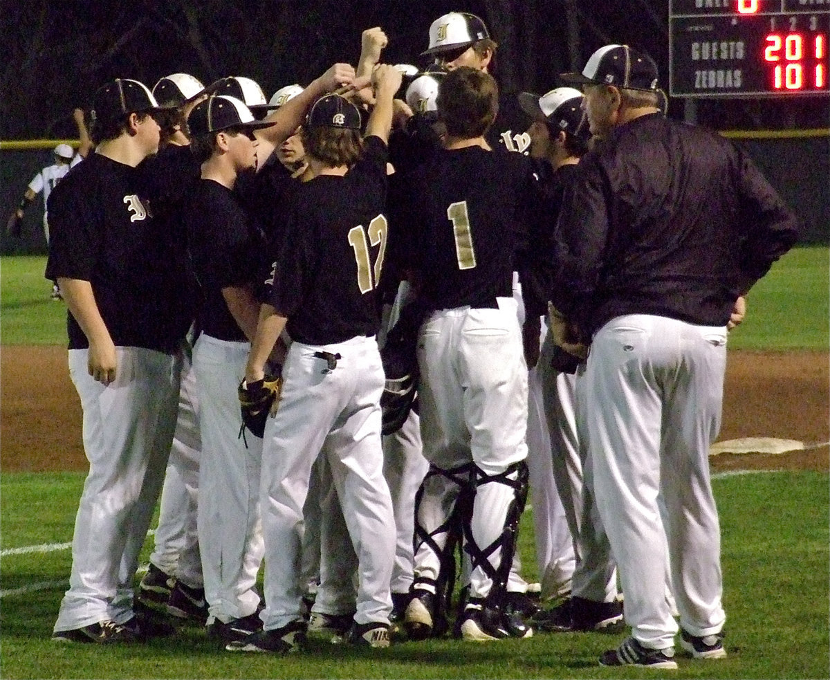 Image: The Gladiators huddle up in the fourth.
