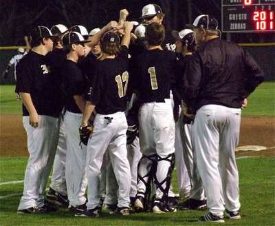 Image: The Gladiators huddle up in the fourth.