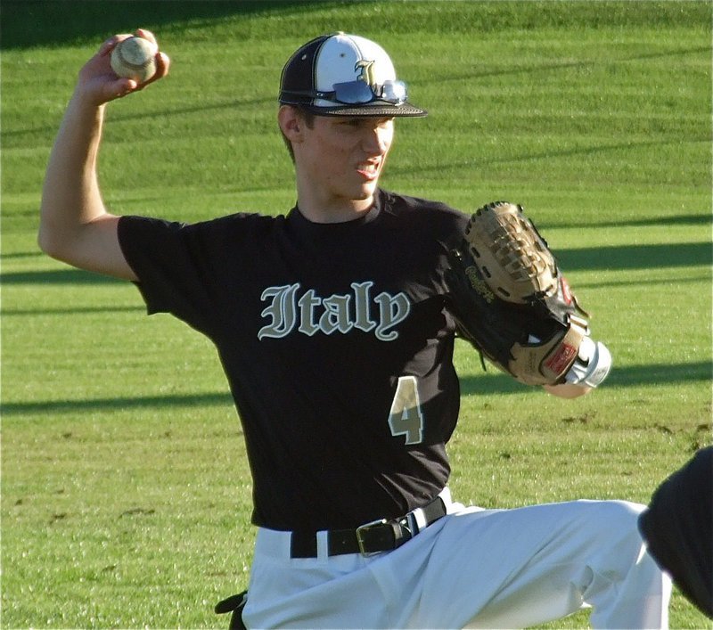 Image: Alex DeMoss(4) gets loose before the varsity game between Italy and Whitney.