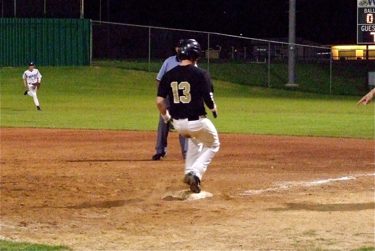 Image: Italy’s Justin Buchanan(13) hits a single in the top of the sixth-inning.