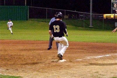 Image: Italy’s Justin Buchanan(13) hits a single in the top of the sixth-inning.