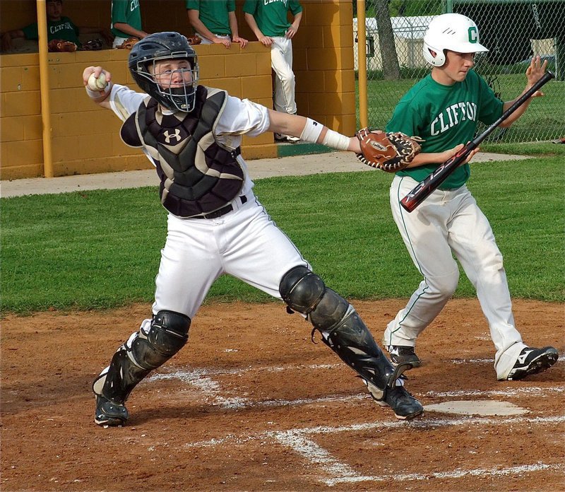 Image: Italy’s John Escamilla catches a napping Cub at first base.