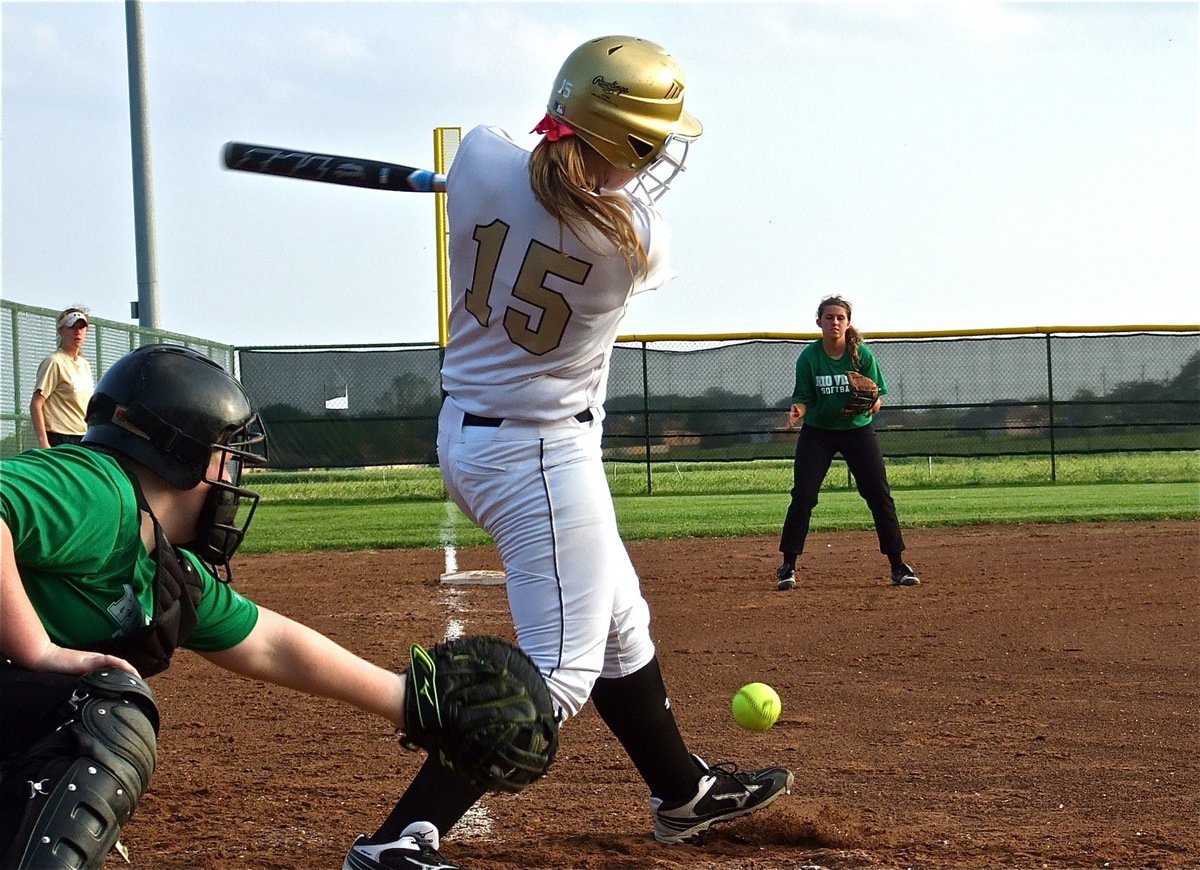 Image: Italy’s, Jaclynn Lewis(15) sends one down the line.