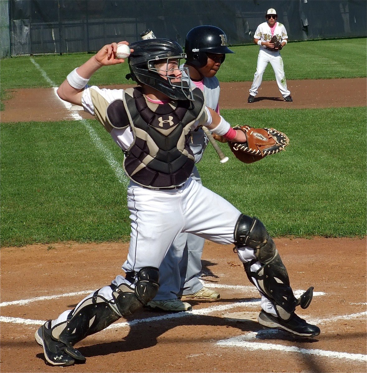 Image: Italy’s catcher, John Escamilla throws out a base runner at first base.
