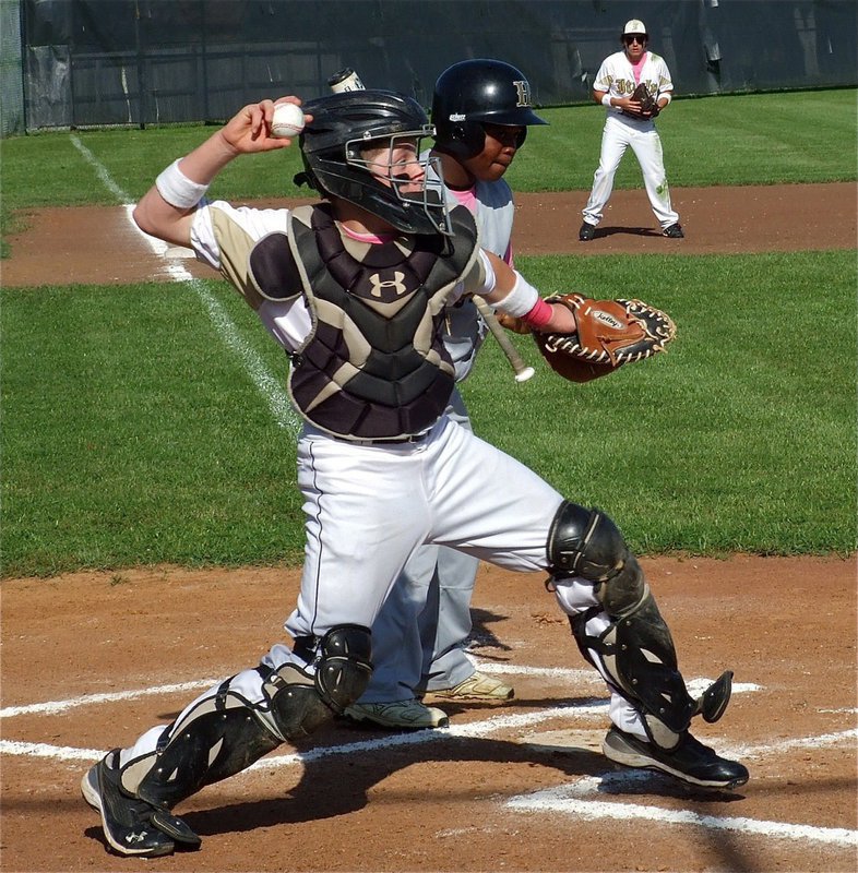Image: Italy’s catcher, John Escamilla throws out a base runner at first base.