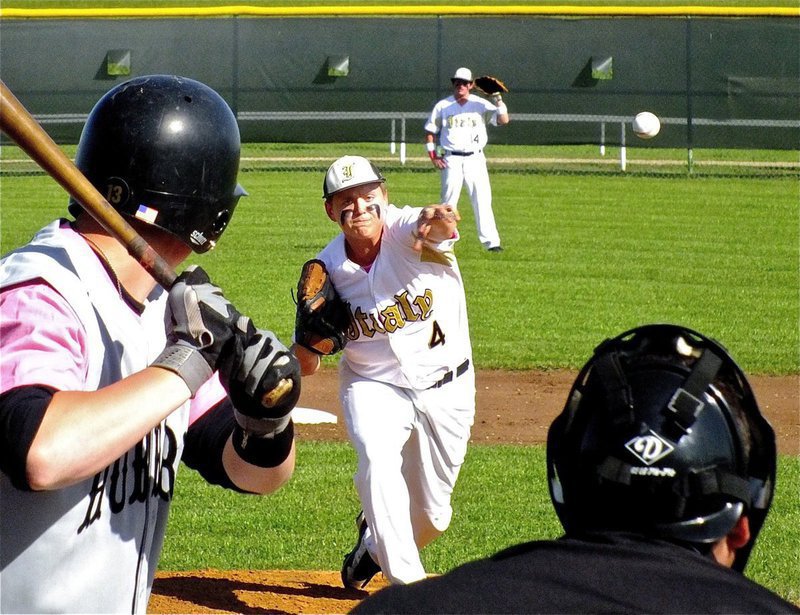 Image: Italy’s pitcher, Bailey Walton(4), has a strong start against Hubbard.