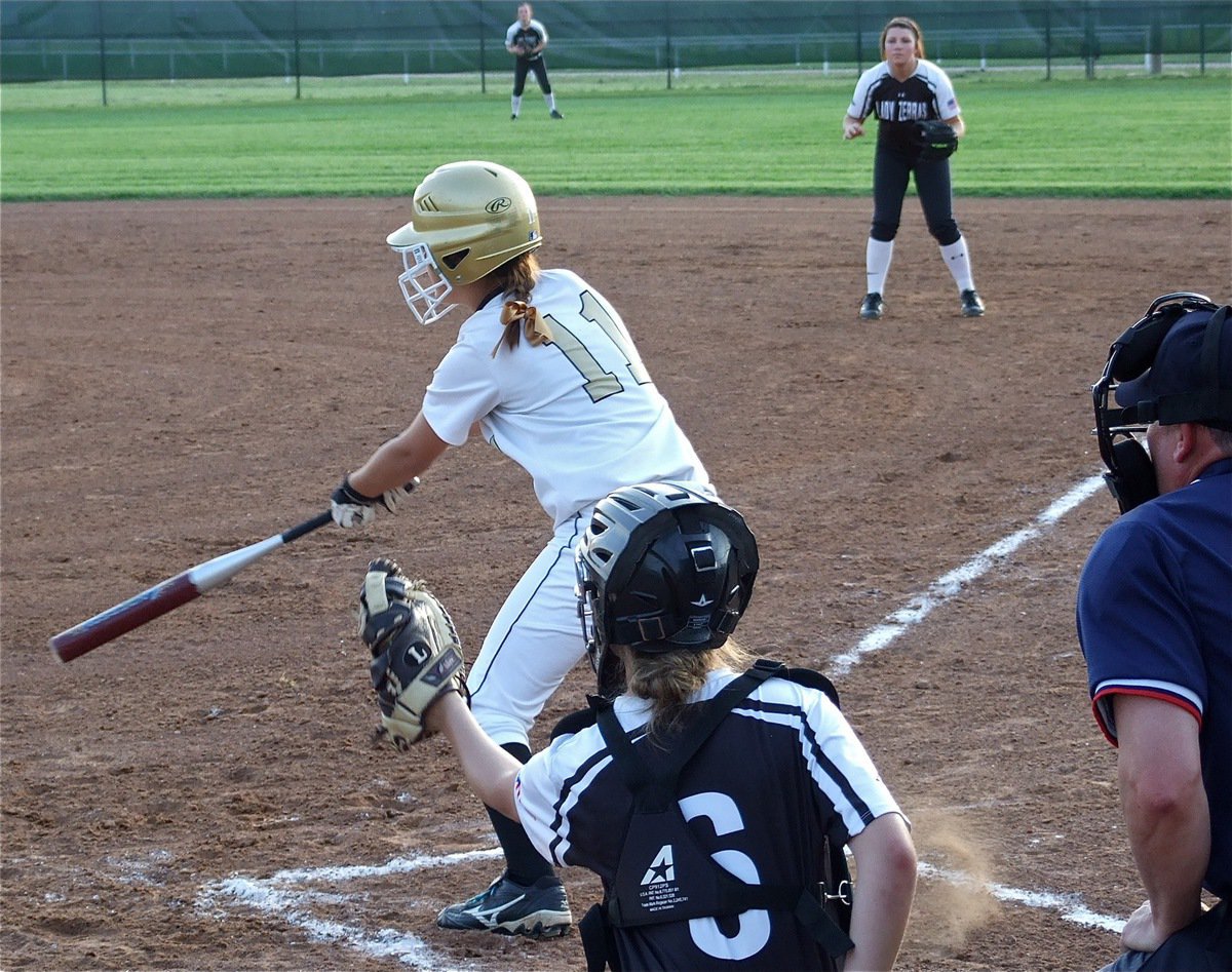 Image: Italy’s Bailey Eubank(11) slaps the ball into play and then sprints to first base.