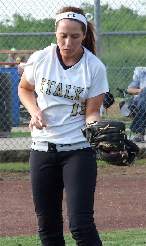 Image: Italy’s senior shortstop, Bailey Bumpus(18), gets ready before the Maypearl game.