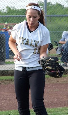 Image: Italy’s senior shortstop, Bailey Bumpus(18), gets ready before the Maypearl game.