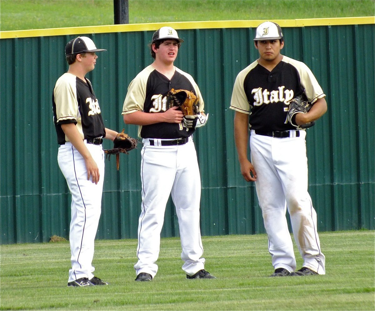 Image: Italy’s, Tyler Crawley(13), Kyle Fortenberry(14) and Omar Estrada(7) convene in centerfield.