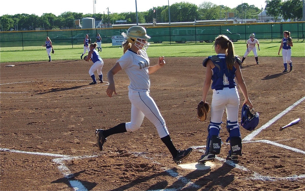 Image: Megan Richards(17) scores a run for Italy.