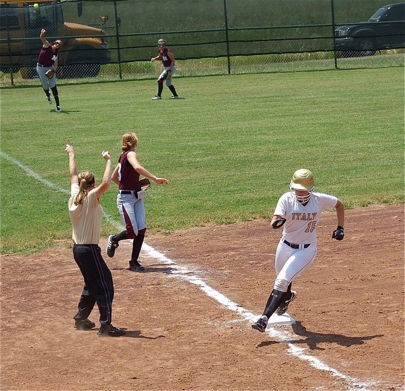 Image: Coach Reeves sends Jaclynn Lewis(15) home for another Italy run.