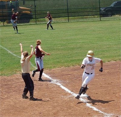 Image: Coach Reeves sends Jaclynn Lewis(15) home for another Italy run.