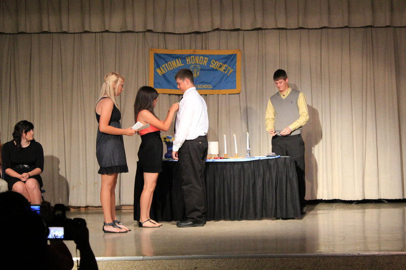 Image: Zain Byers recieves his ribbon from Alma Suaste (senior)