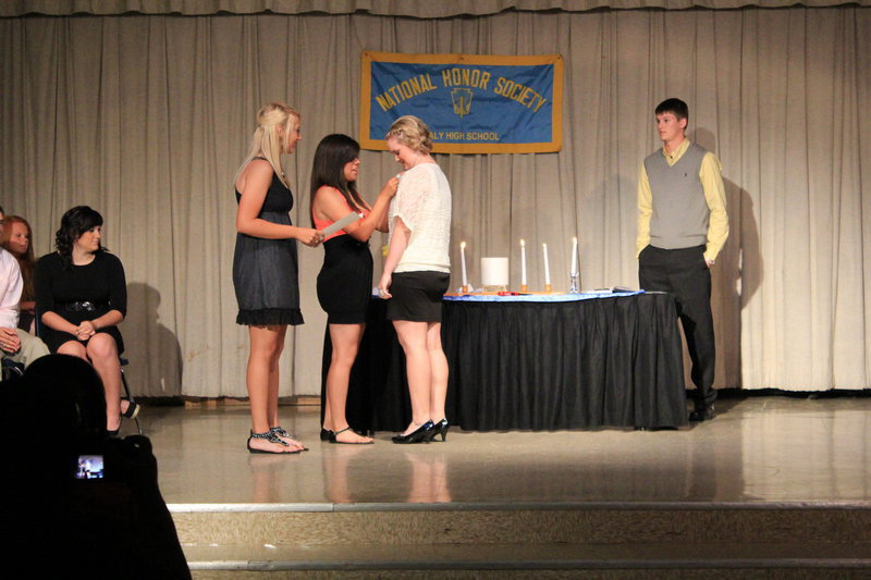 Image: Jesica Wilkins (sophomore) recieves her ribbon and certificate from Megan Richards and Alma Suaste (senior).