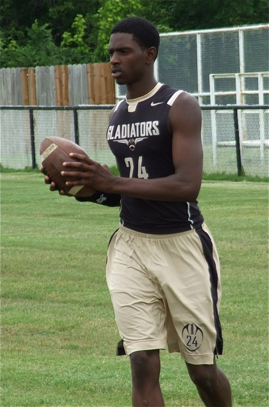 Image: Tyvion Copeland catches a pass.