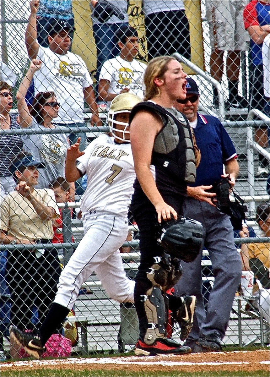 Image: Alma Suaste(7) puts Italy on the board to make the score 3-1 in the top of the second-inning. Italy would go on to tie the game 3-3 before the bottom half of the inning.