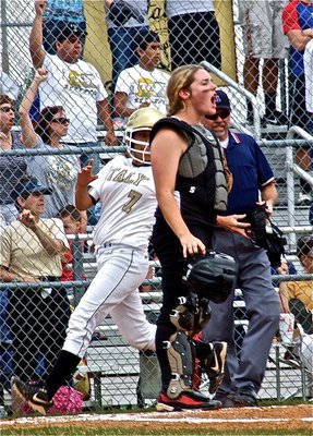 Image: Alma Suaste(7) puts Italy on the board to make the score 3-1 in the top of the second-inning. Italy would go on to tie the game 3-3 before the bottom half of the inning.